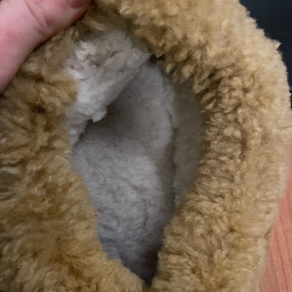 Hand beaded moccasins - Picture 5 of 10